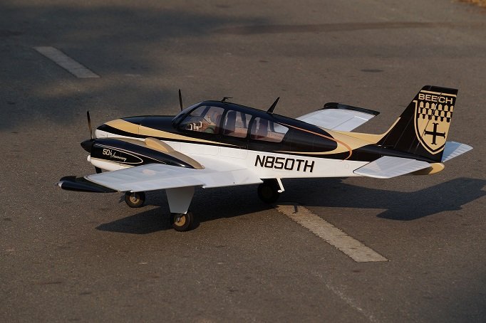 VQ Model Beechcraft Baron (schwarz-weiß) / 1750 mm | # 18072